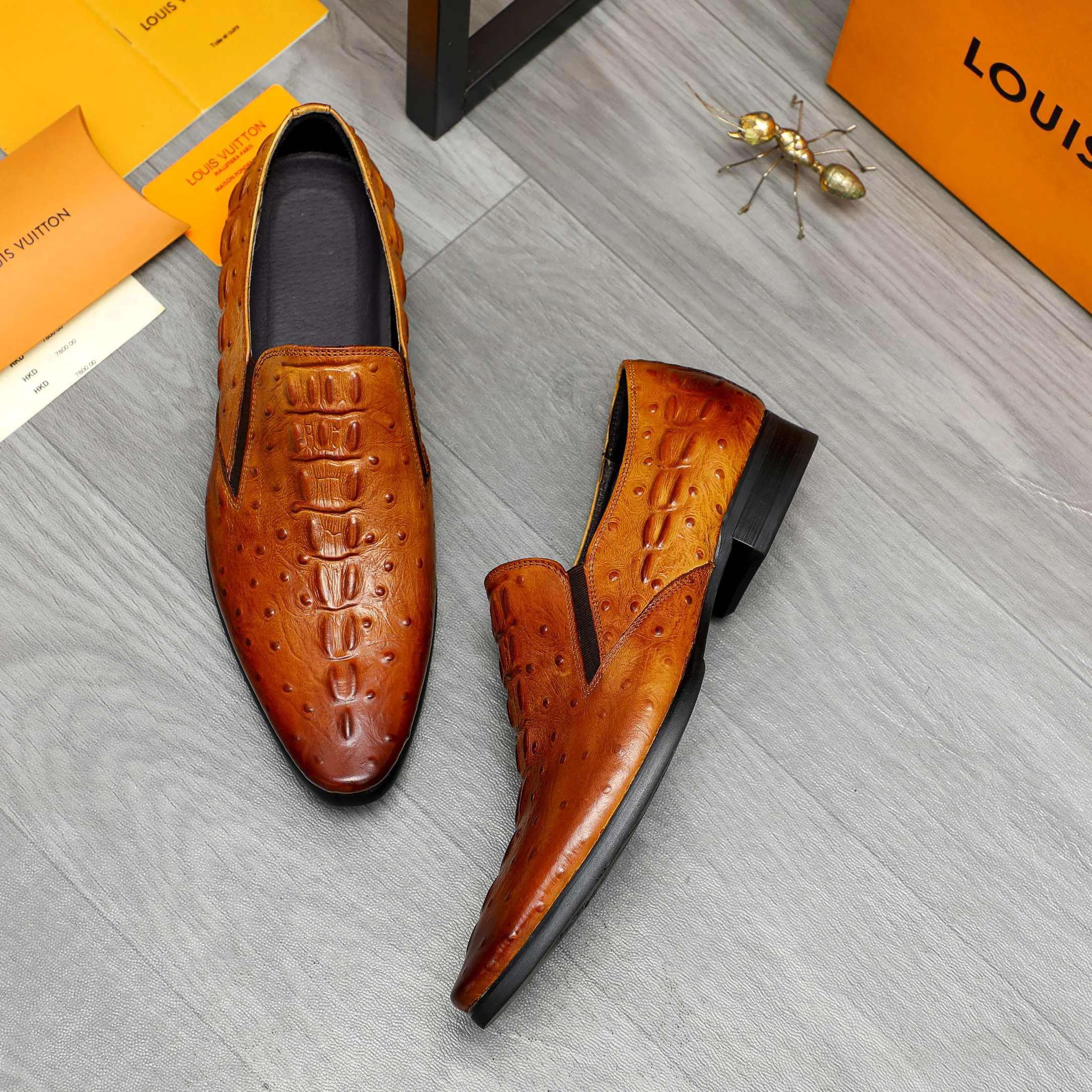 Men's shoes 💰500 Product trademark: LV "Louis Vuitton" business slip-on leather shoes Regular size: 37-46 Product material: Selected crocodile pattern cowhide upper, pigskin lining, rubber outsole